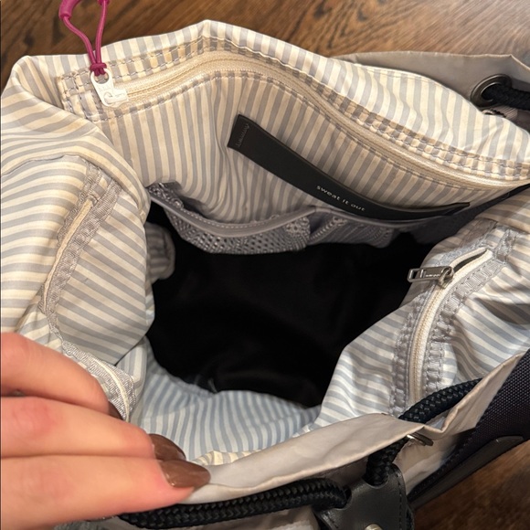 LULULEMON BUCKET BAG - Picture 5 of 6